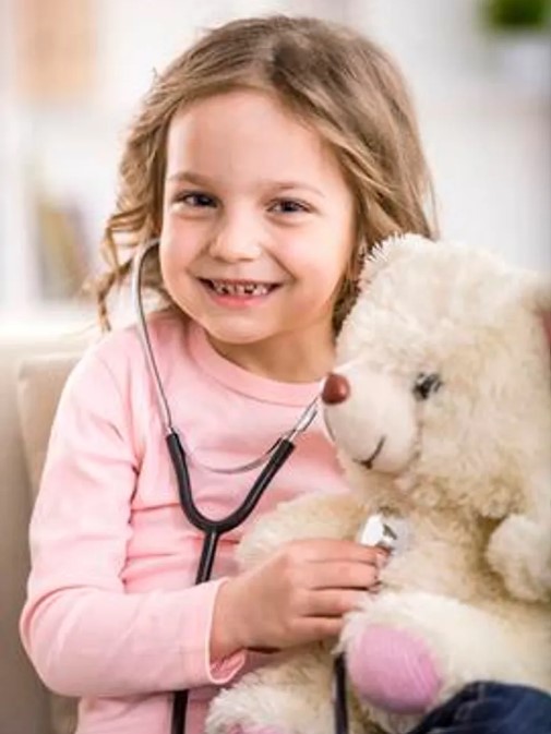 Play-therapy-image-of-child-with-teddy-bear