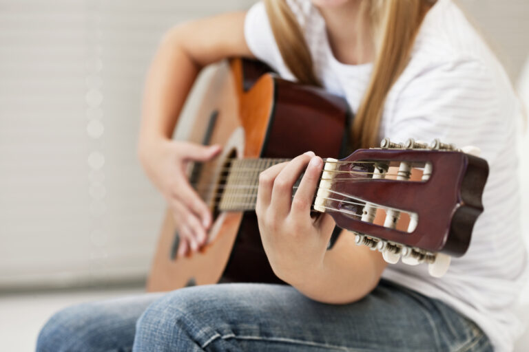 music-therapy-girl-guitar