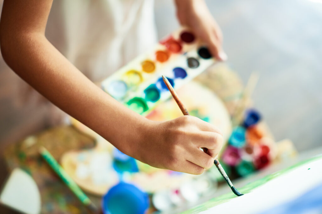 art-therapy-child-painting